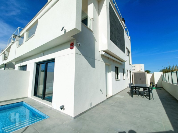 Terraced house with 3 bedrooms and 3 bathrooms in Santiago De La Ribera | Ref: HSR18