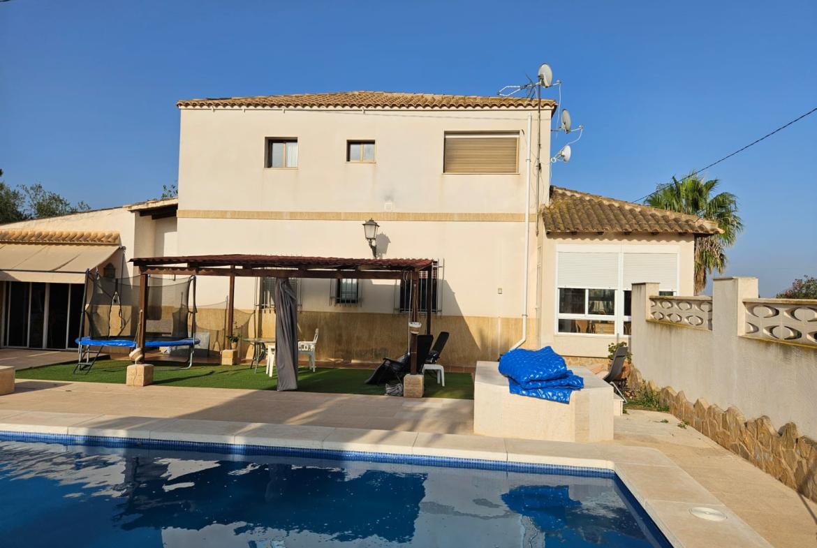 Country house with 4 bedrooms and 3 bathrooms in NOVELDA | Ref: SCH-5039