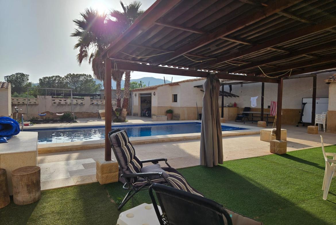 Country house with 4 bedrooms and 3 bathrooms in NOVELDA | Ref: SCH-5039