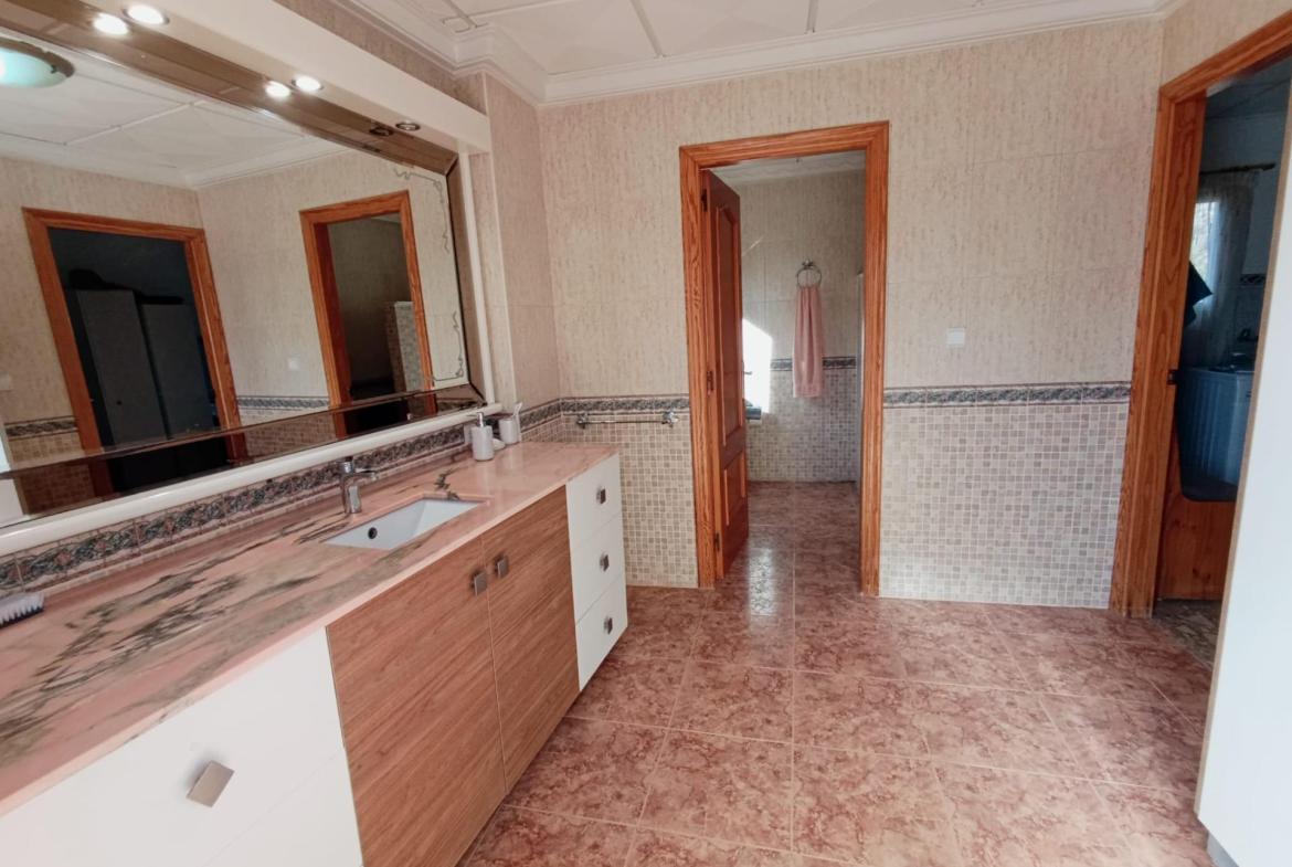 Country house with 5 bedrooms and 3 bathrooms in Elche | Ref: SCH-5117