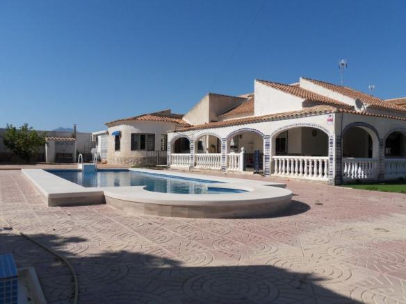 Country house with 6 bedrooms and 3 bathrooms in MUTXAMIEL | Ref: SCH-4052