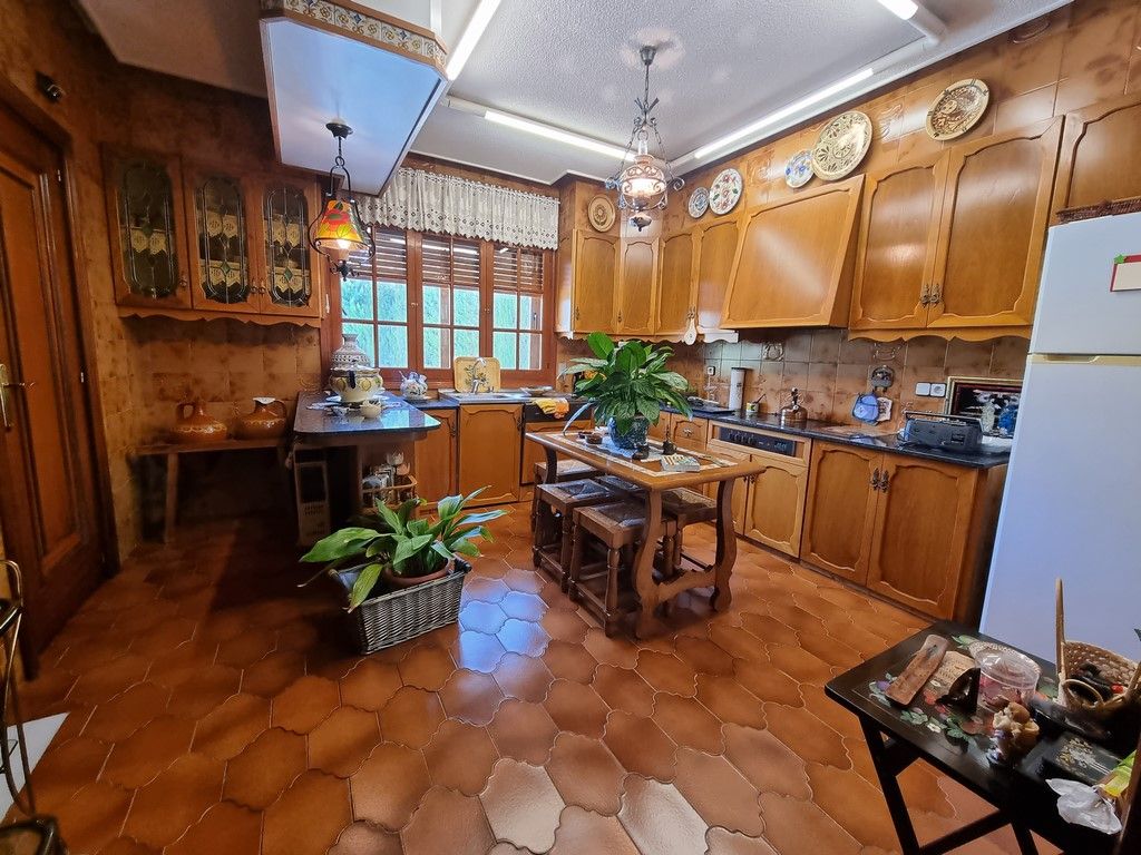Country house with 4 bedrooms and 2 bathrooms in NOVELDA | Ref: SCH-4828