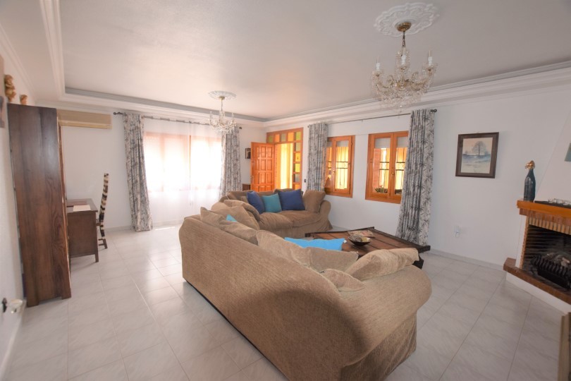 Detached villa with 5 bedrooms and 6 bathrooms in Ciudad Quesada | Ref: VA5007