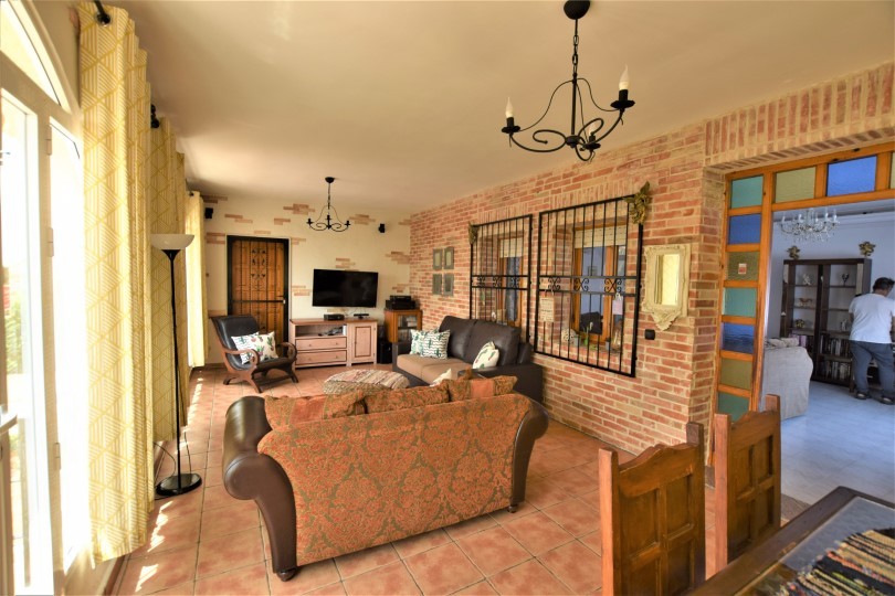 Detached villa with 5 bedrooms and 6 bathrooms in Ciudad Quesada | Ref: VA5007