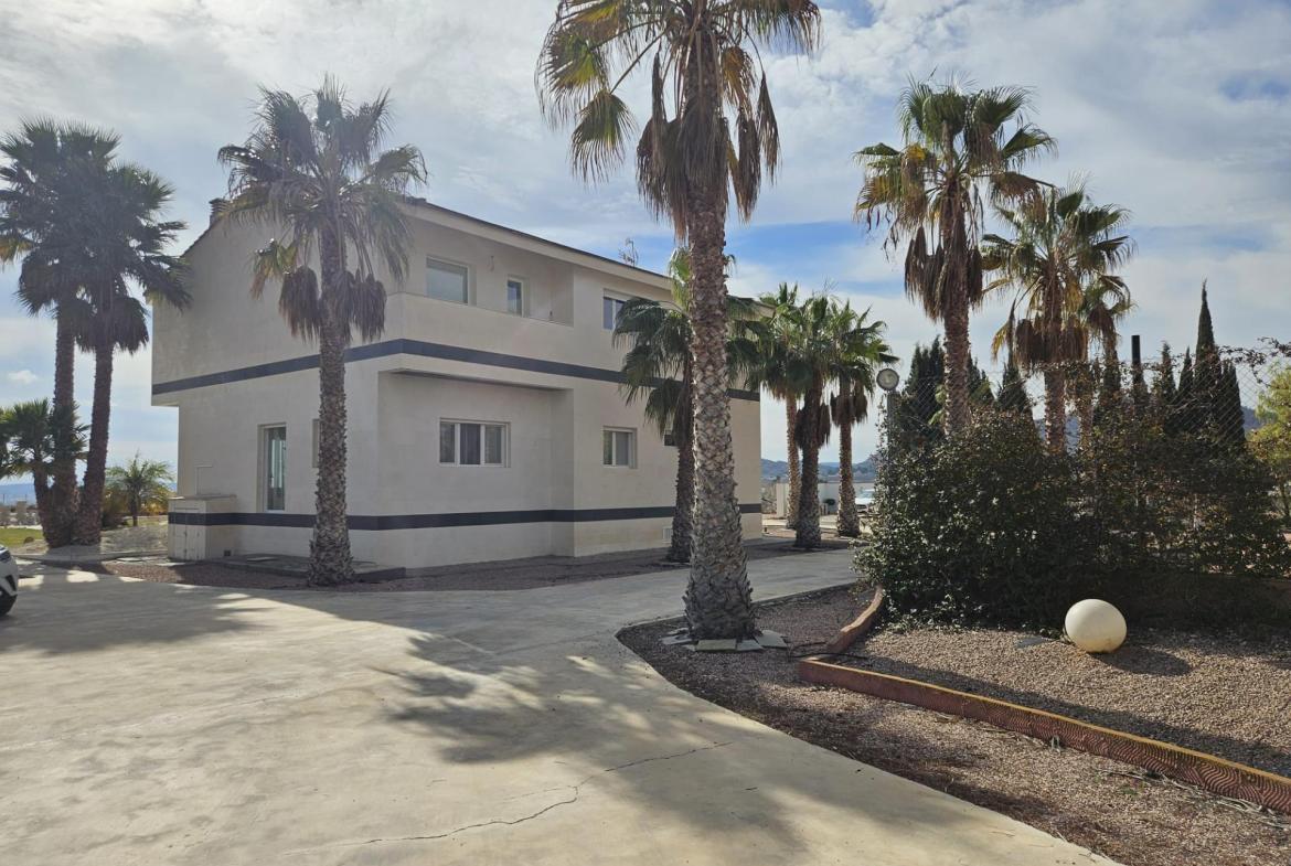 Country house with 4 bedrooms and 3 bathrooms in NOVELDA | Ref: SCH-5147