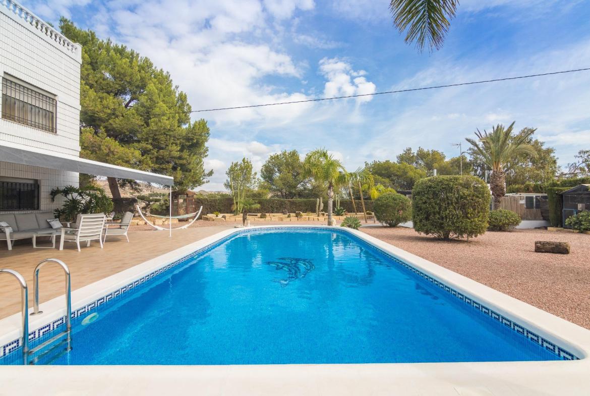 Country house with 4 bedrooms and 2 bathrooms in Elche | Ref: SCH-5151