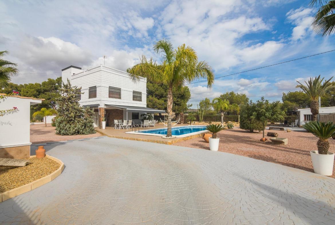 Country house with 4 bedrooms and 2 bathrooms in Elche | Ref: SCH-5151