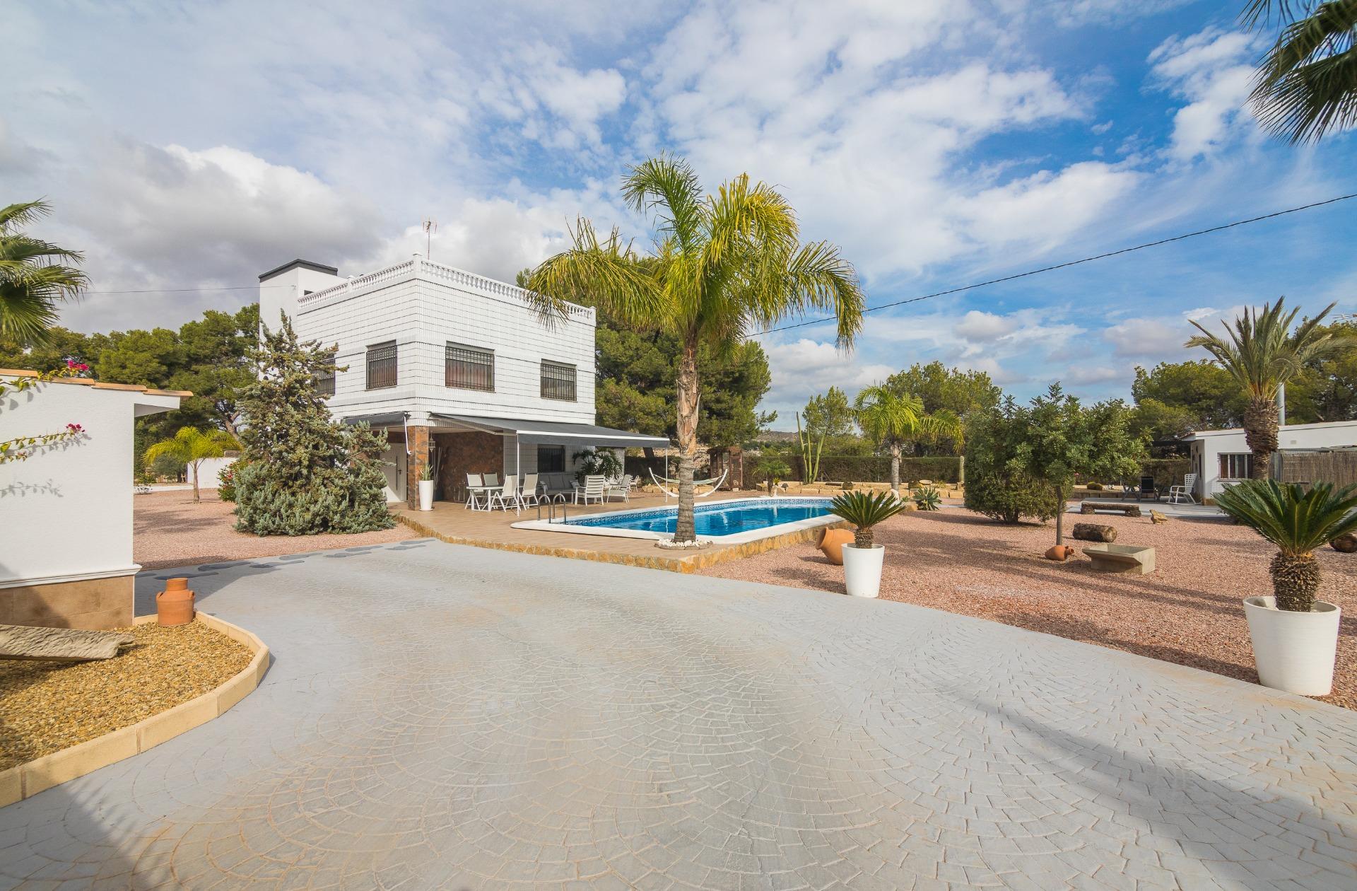 Country house with 4 bedrooms and 2 bathrooms in Elche | Ref: SCH-5151