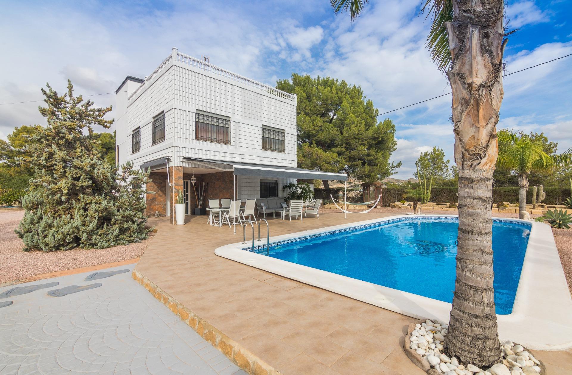 Country house with 4 bedrooms and 2 bathrooms in Elche | Ref: SCH-5151