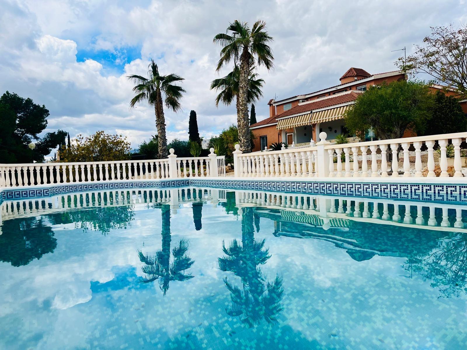 Country house with 4 bedrooms and 3 bathrooms in ELCHE | Ref: SCH-5165