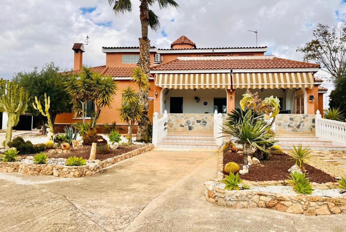 Country house with 4 bedrooms and 3 bathrooms in ELCHE | Ref: SCH-5165