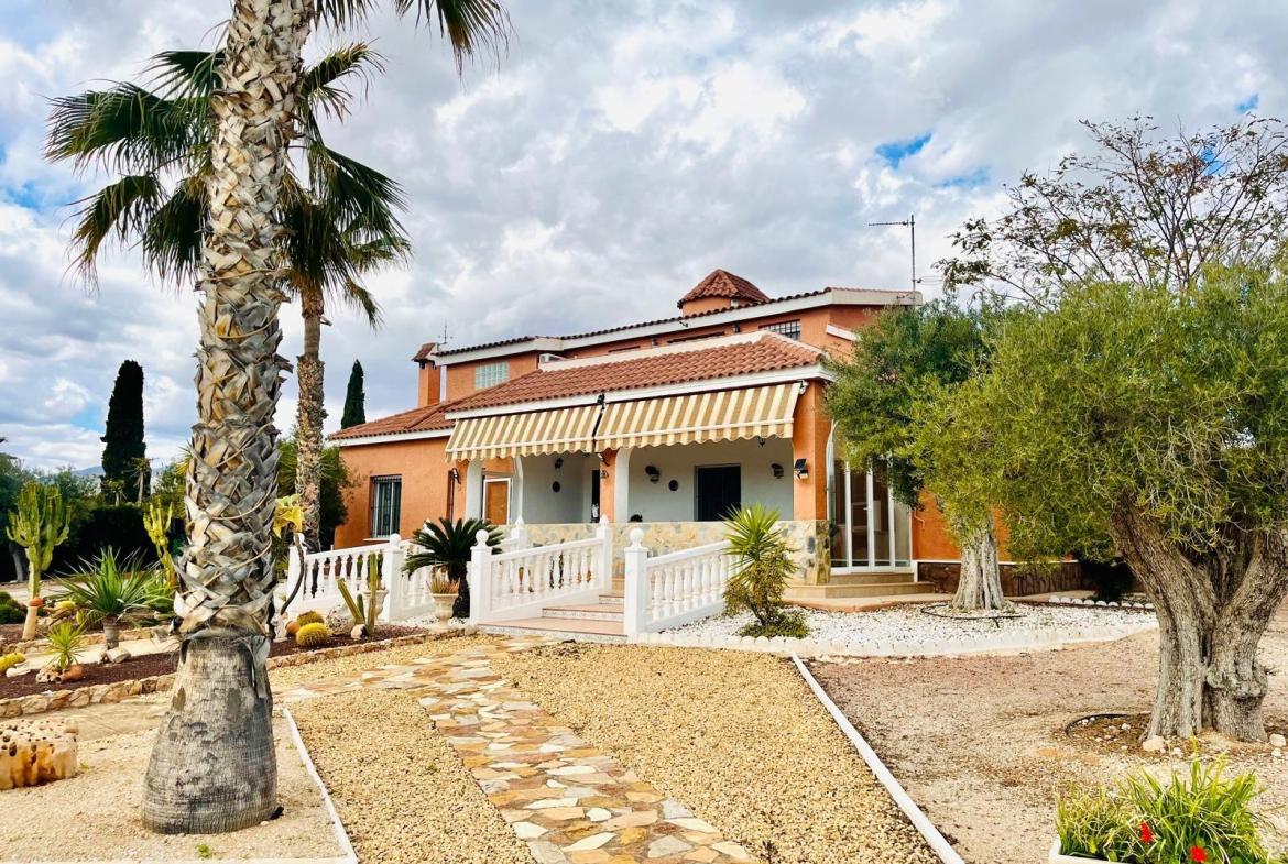 Country house with 4 bedrooms and 3 bathrooms in ELCHE | Ref: SCH-5165