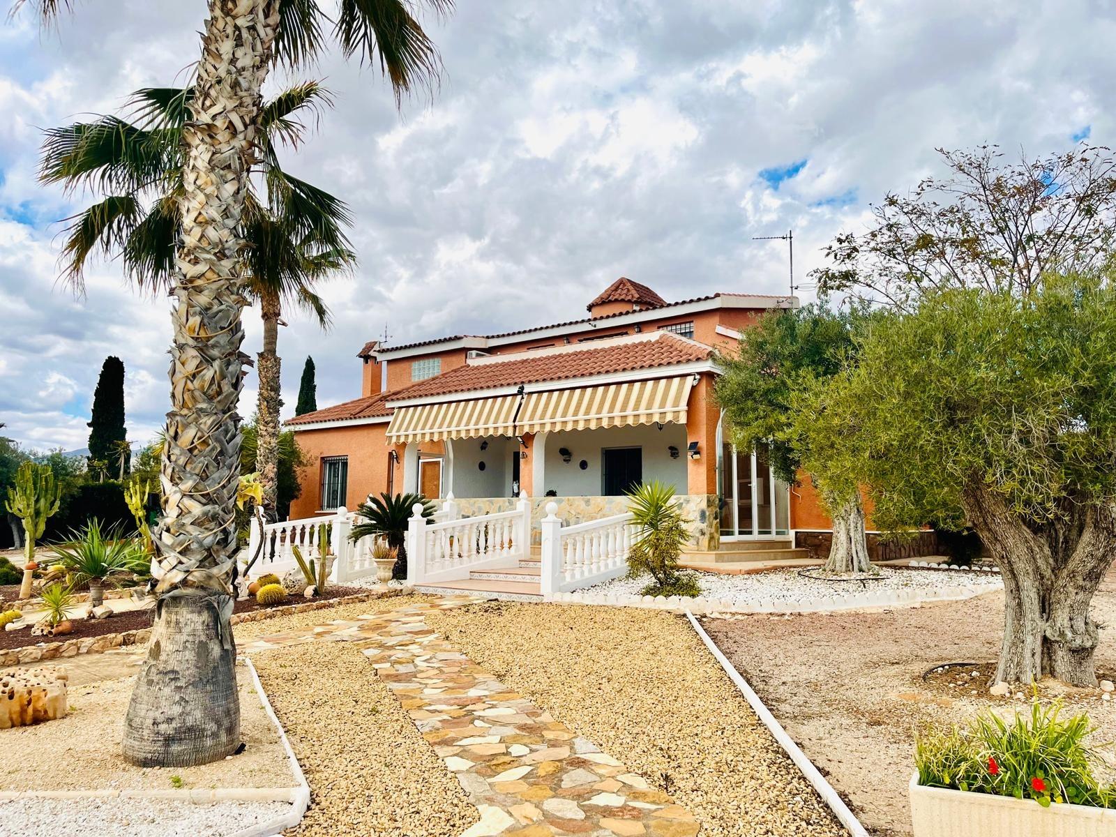 Country house with 4 bedrooms and 3 bathrooms in ELCHE | Ref: SCH-5165