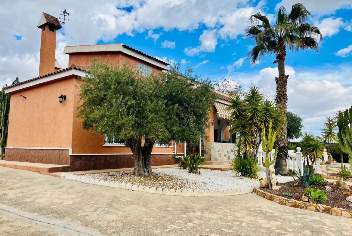 Country house with 4 bedrooms and 3 bathrooms in ELCHE | Ref: SCH-5165