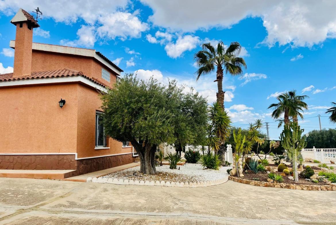 Country house with 4 bedrooms and 3 bathrooms in ELCHE | Ref: SCH-5165