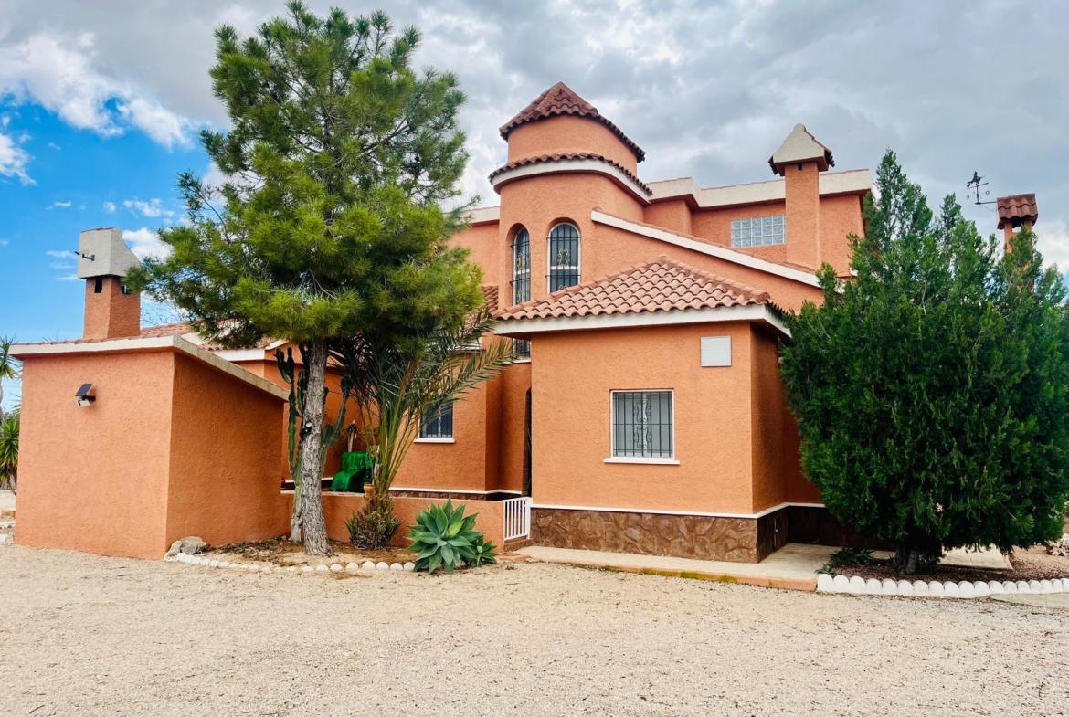 Country house with 4 bedrooms and 3 bathrooms in ELCHE | Ref: SCH-5165