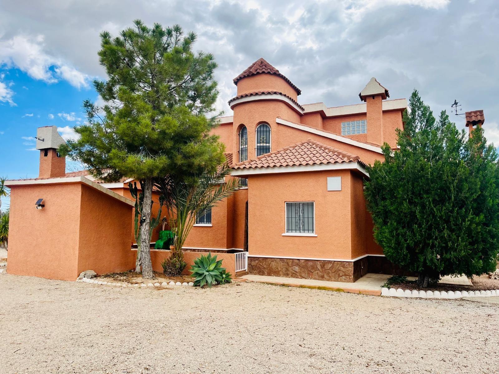 Country house with 4 bedrooms and 3 bathrooms in ELCHE | Ref: SCH-5165