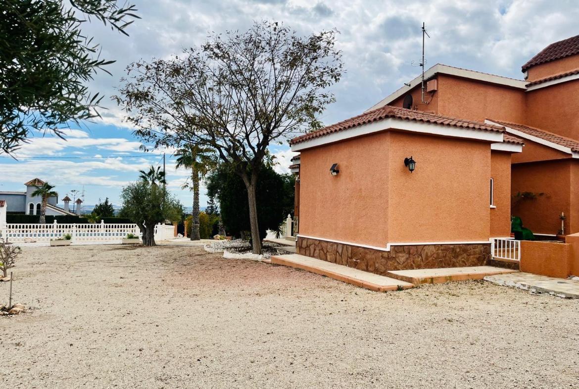 Country house with 4 bedrooms and 3 bathrooms in ELCHE | Ref: SCH-5165
