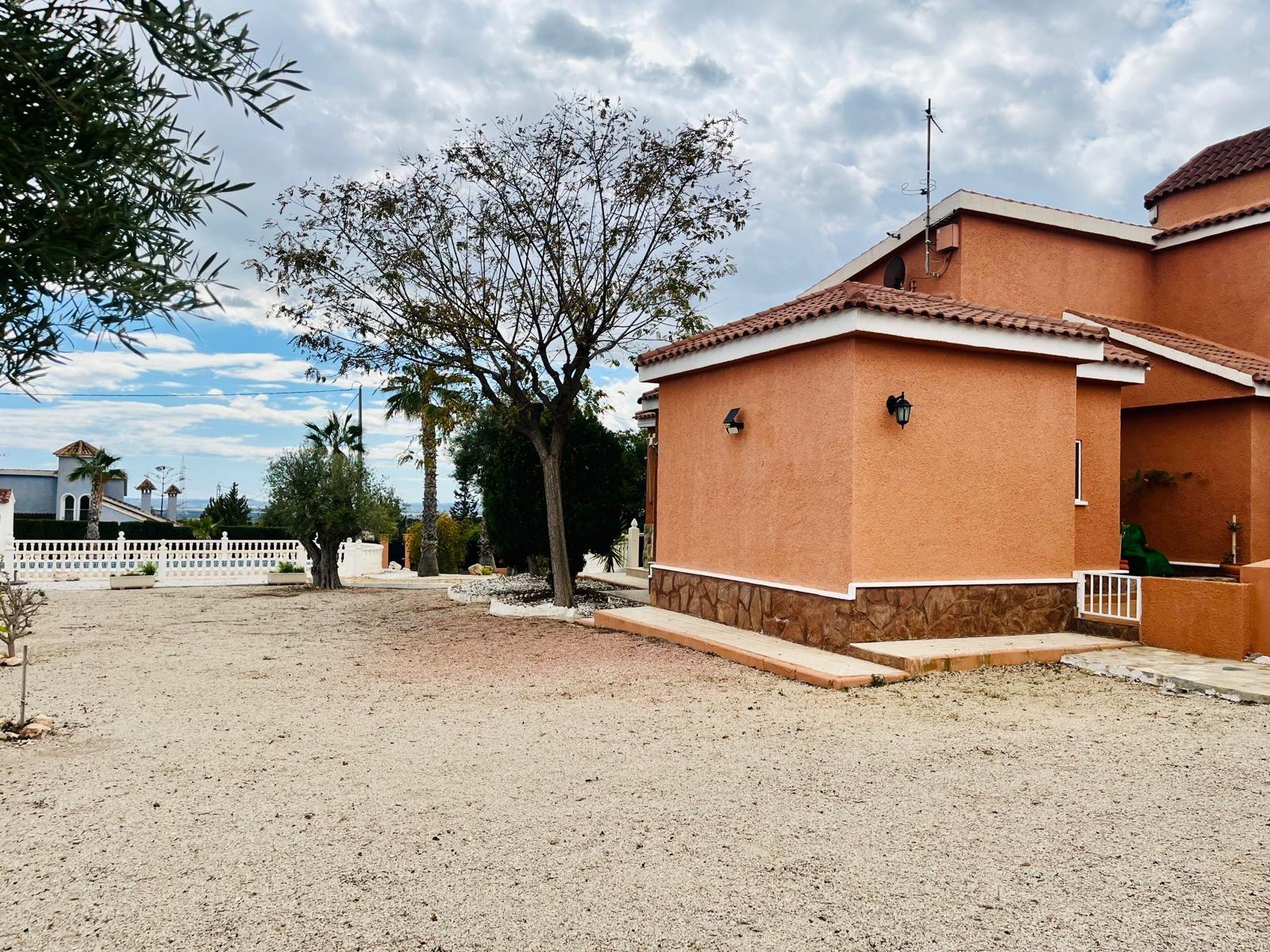 Country house with 4 bedrooms and 3 bathrooms in ELCHE | Ref: SCH-5165