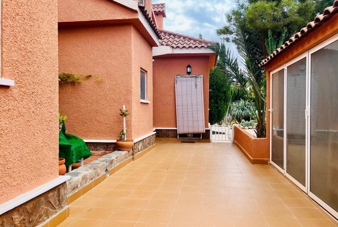 Country house with 4 bedrooms and 3 bathrooms in ELCHE | Ref: SCH-5165