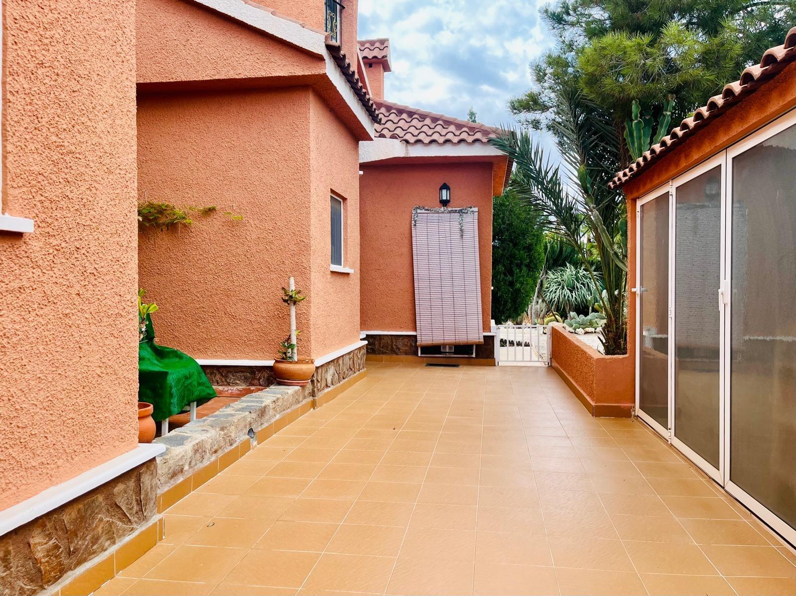 Country house with 4 bedrooms and 3 bathrooms in ELCHE | Ref: SCH-5165