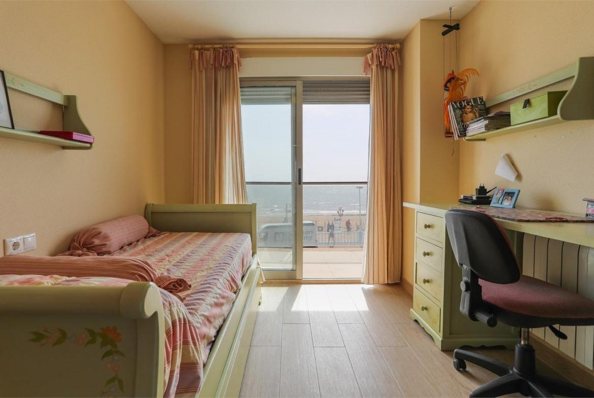 Apartment with 4 bedrooms and 3 bathrooms in TORREVIEJA | Ref: SCH-5175