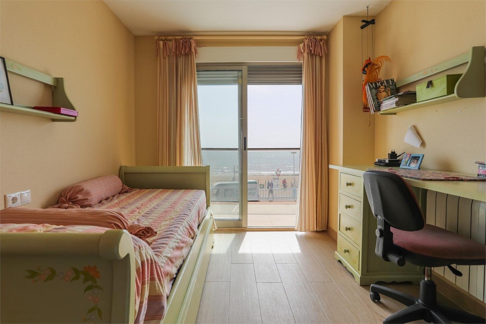 Apartment with 4 bedrooms and 3 bathrooms in TORREVIEJA | Ref: SCH-5175