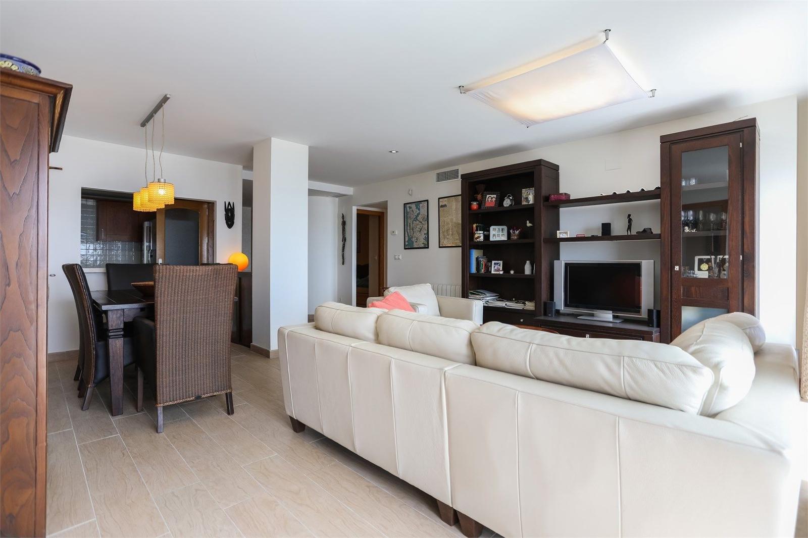Apartment with 4 bedrooms and 3 bathrooms in TORREVIEJA | Ref: SCH-5175