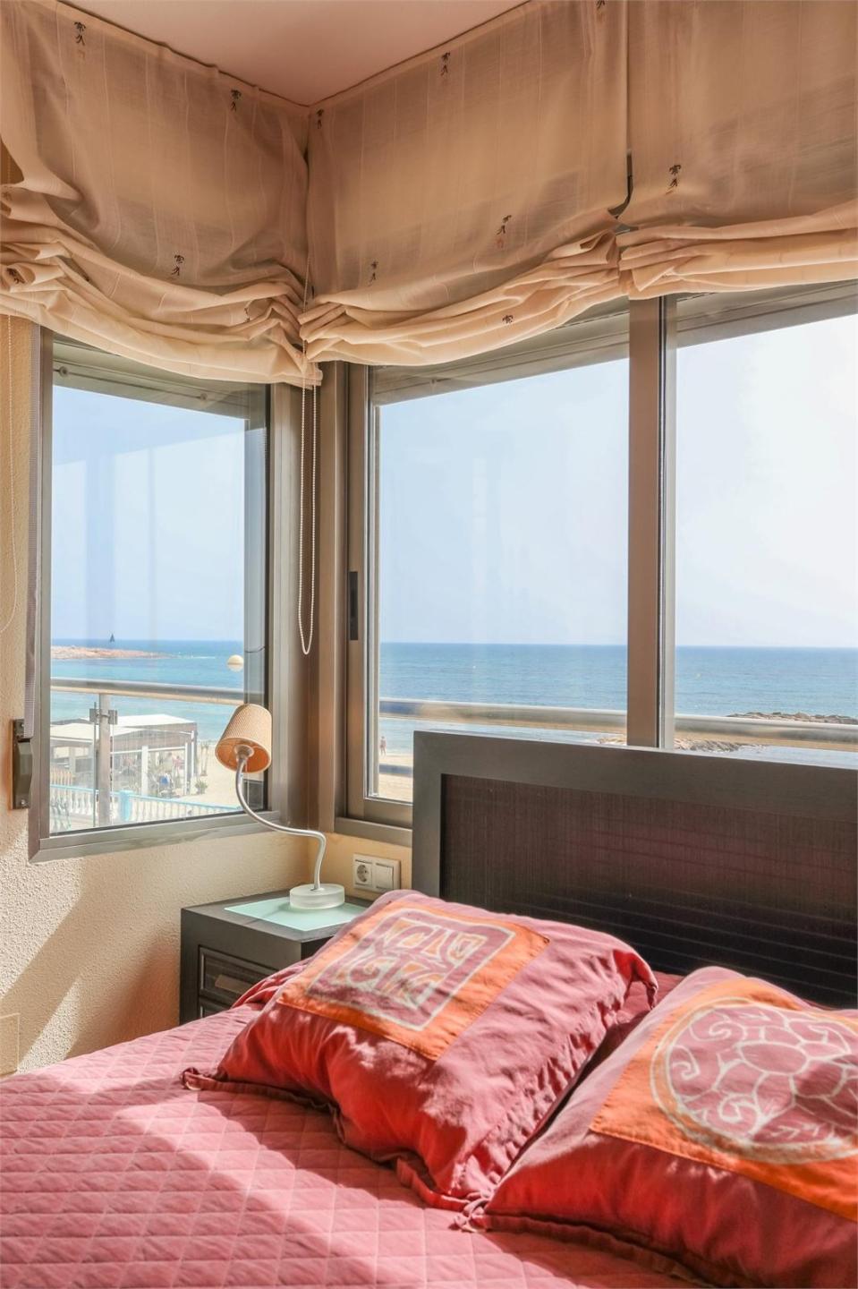 Apartment with 4 bedrooms and 3 bathrooms in TORREVIEJA | Ref: SCH-5175