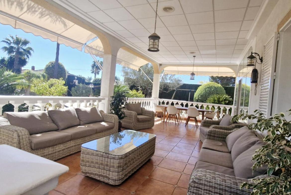 Country house with 6 bedrooms and 4 bathrooms in ELCHE | Ref: SCH-5193