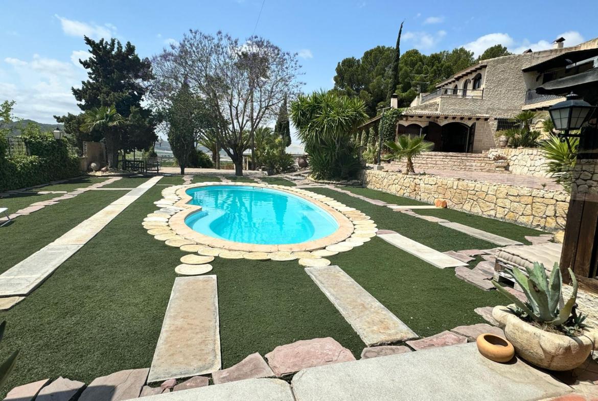 Country house with 7 bedrooms and 6 bathrooms in SAX | Ref: SCH-5195