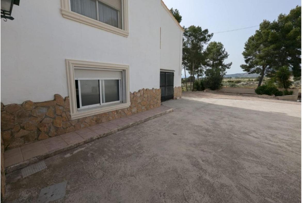 Country house with 3 bedrooms and 2 bathrooms in SAX | Ref: SCH-5223