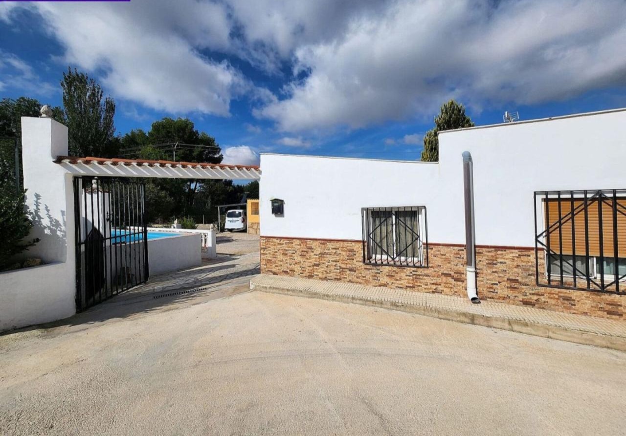 17519024260-1.jpg Country house with 4 bedrooms and 1 bathroom in SAX | Ref: SCH-5224