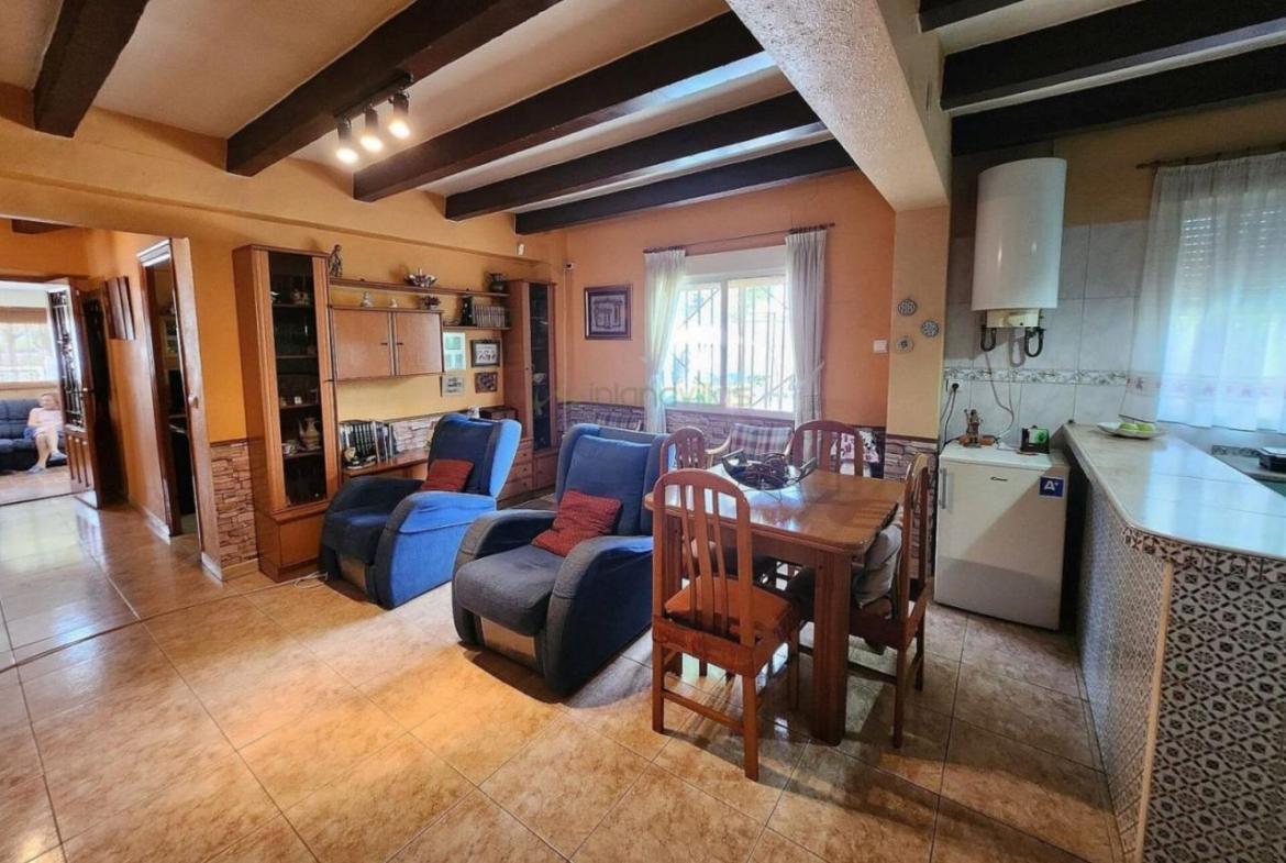 Country house with 4 bedrooms and 1 bathroom in SAX | Ref: SCH-5224