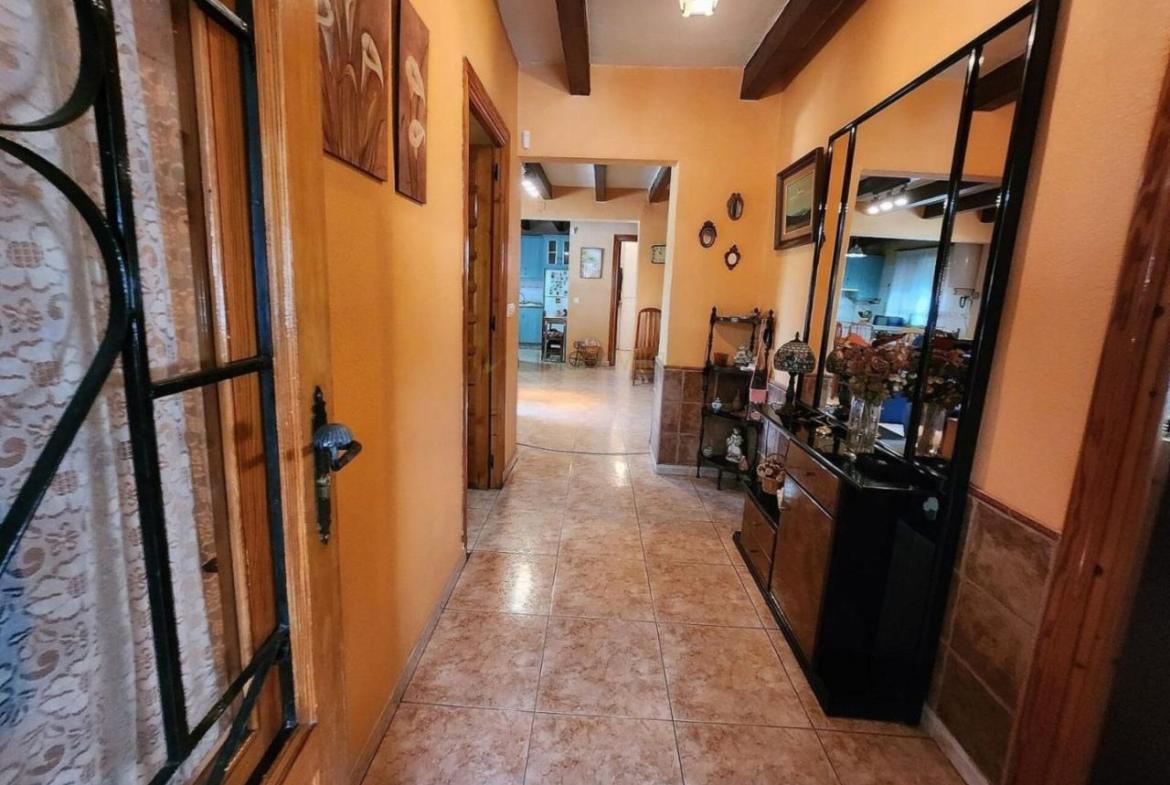 Country house with 4 bedrooms and 1 bathroom in SAX | Ref: SCH-5224