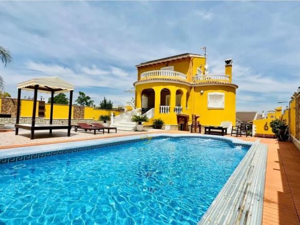 Country house with 5 bedrooms and 4 bathrooms in MONTEPINAR | Ref: SCH-5246