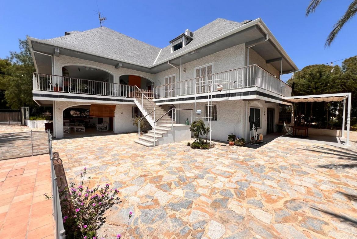 Country house with 8 bedrooms and 4 bathrooms in ELCHE | Ref: SCH-5250