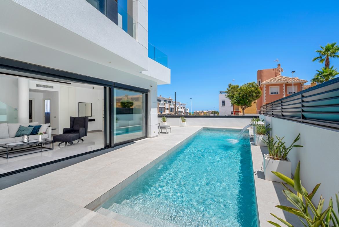 Villa with 4 bedrooms and 3 bathrooms in Guardamar del Segura | Ref: A-003428