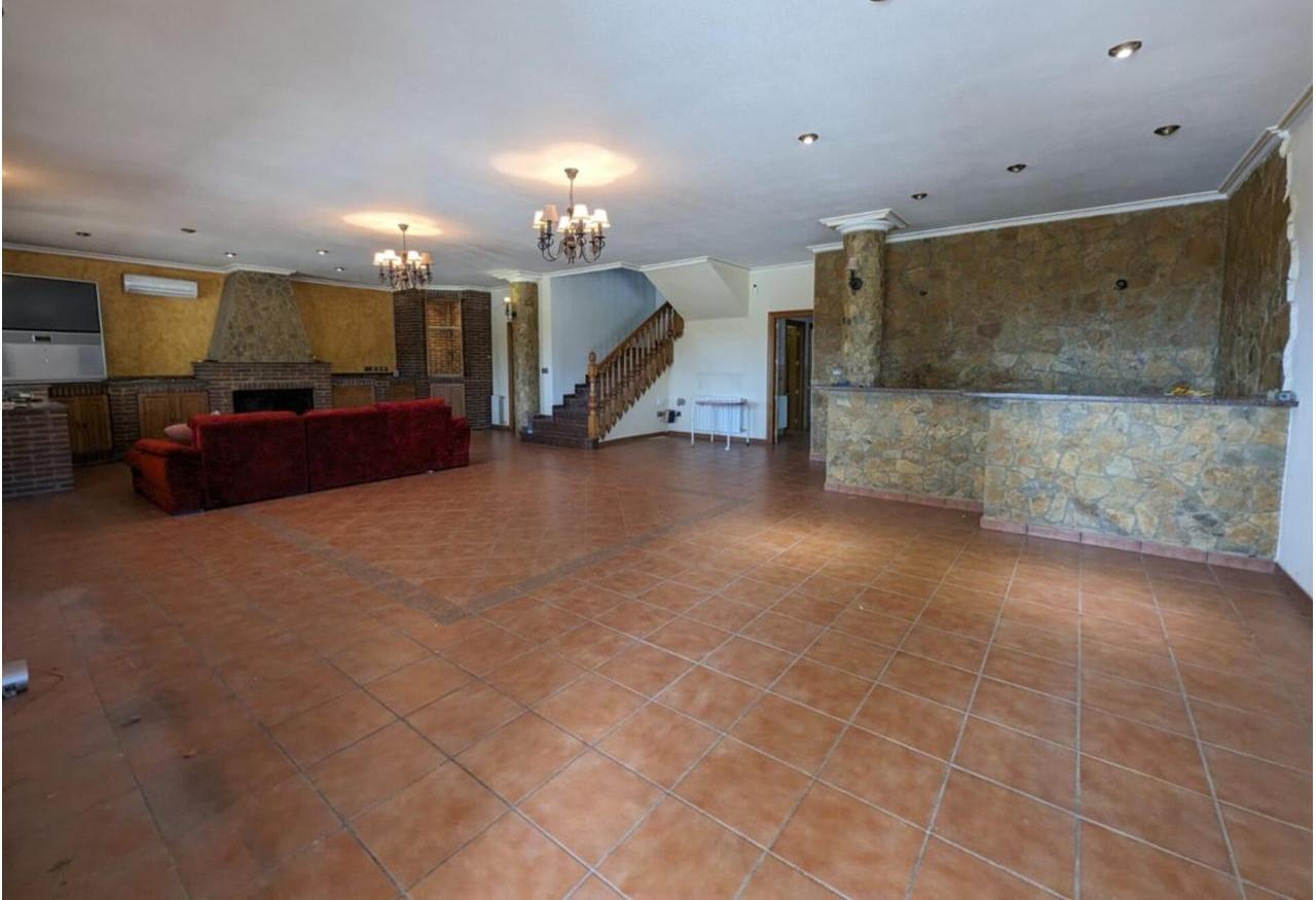 Country house with 4 bedrooms and 3 bathrooms in SAX | Ref: SCH-5262
