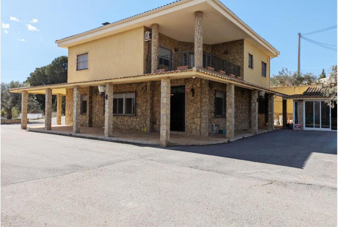 Country house with 4 bedrooms and 3 bathrooms in SAX | Ref: SCH-5262