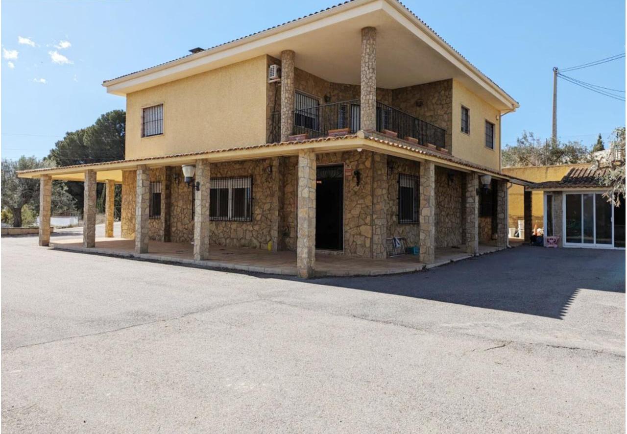 Country house with 4 bedrooms and 3 bathrooms in SAX | Ref: SCH-5262