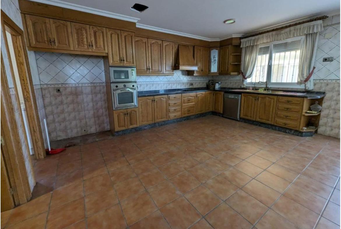 Country house with 4 bedrooms and 3 bathrooms in SAX | Ref: SCH-5262