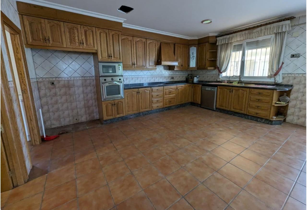 Country house with 4 bedrooms and 3 bathrooms in SAX | Ref: SCH-5262