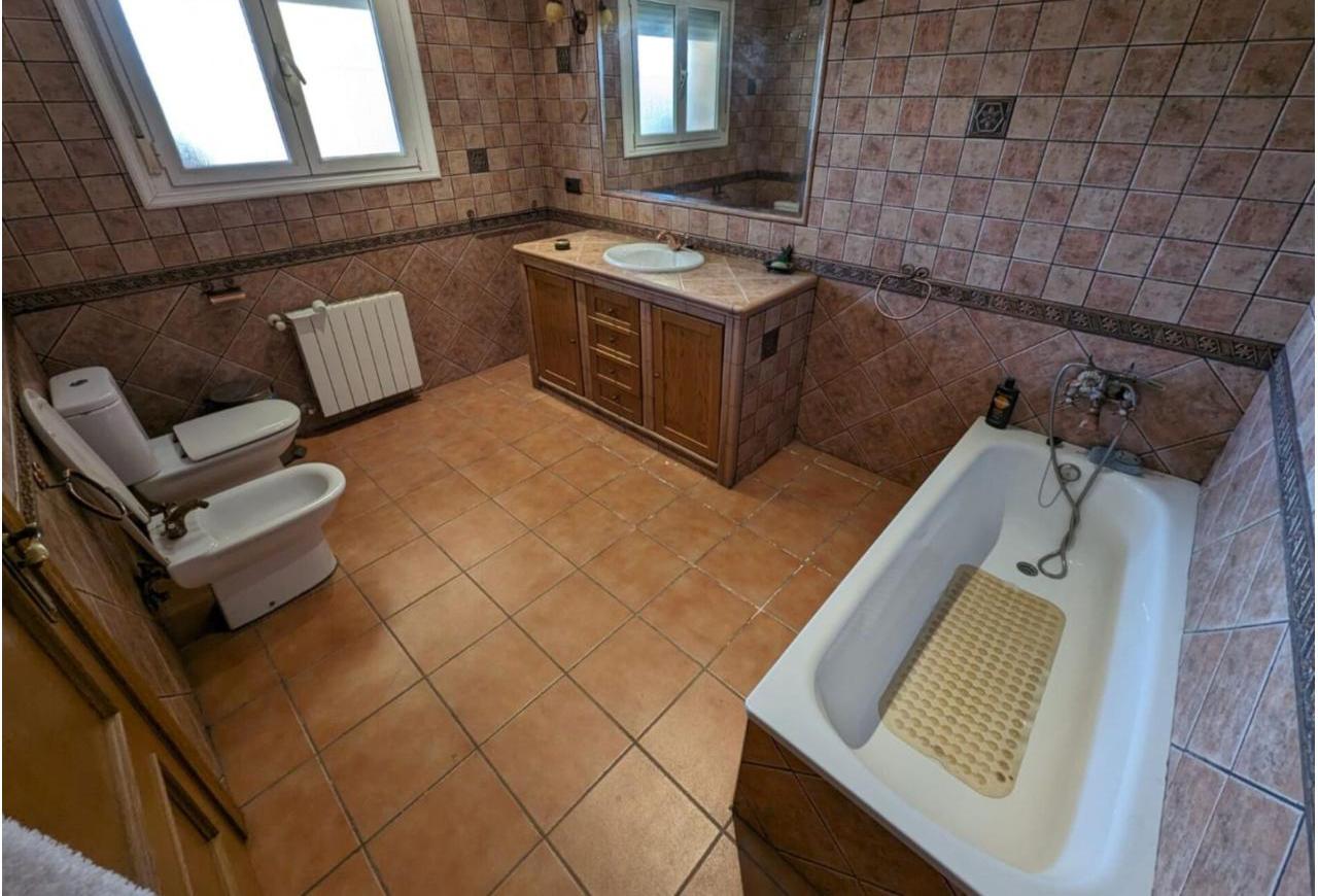 Country house with 4 bedrooms and 3 bathrooms in SAX | Ref: SCH-5262
