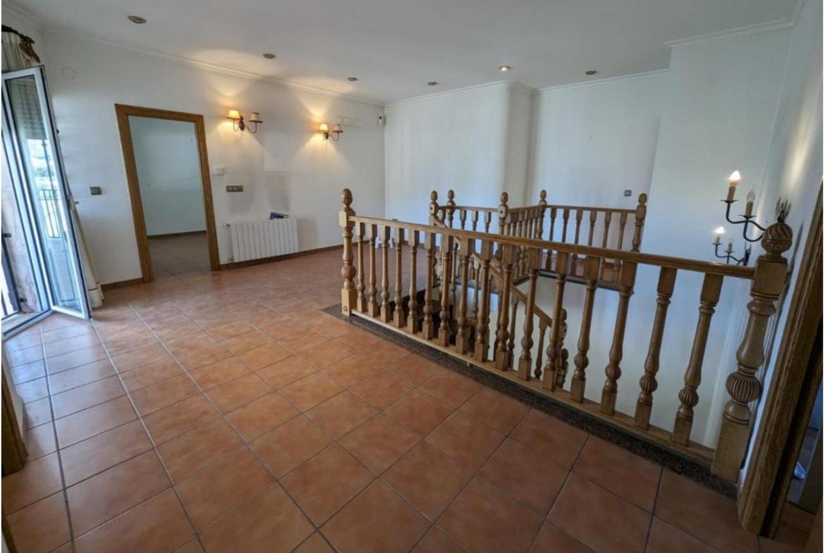 Country house with 4 bedrooms and 3 bathrooms in SAX | Ref: SCH-5262