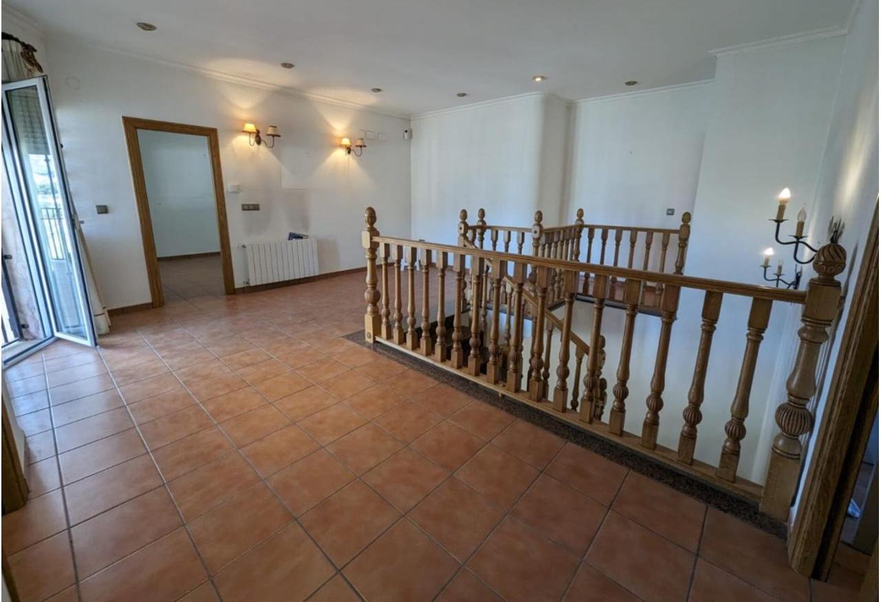 Country house with 4 bedrooms and 3 bathrooms in SAX | Ref: SCH-5262