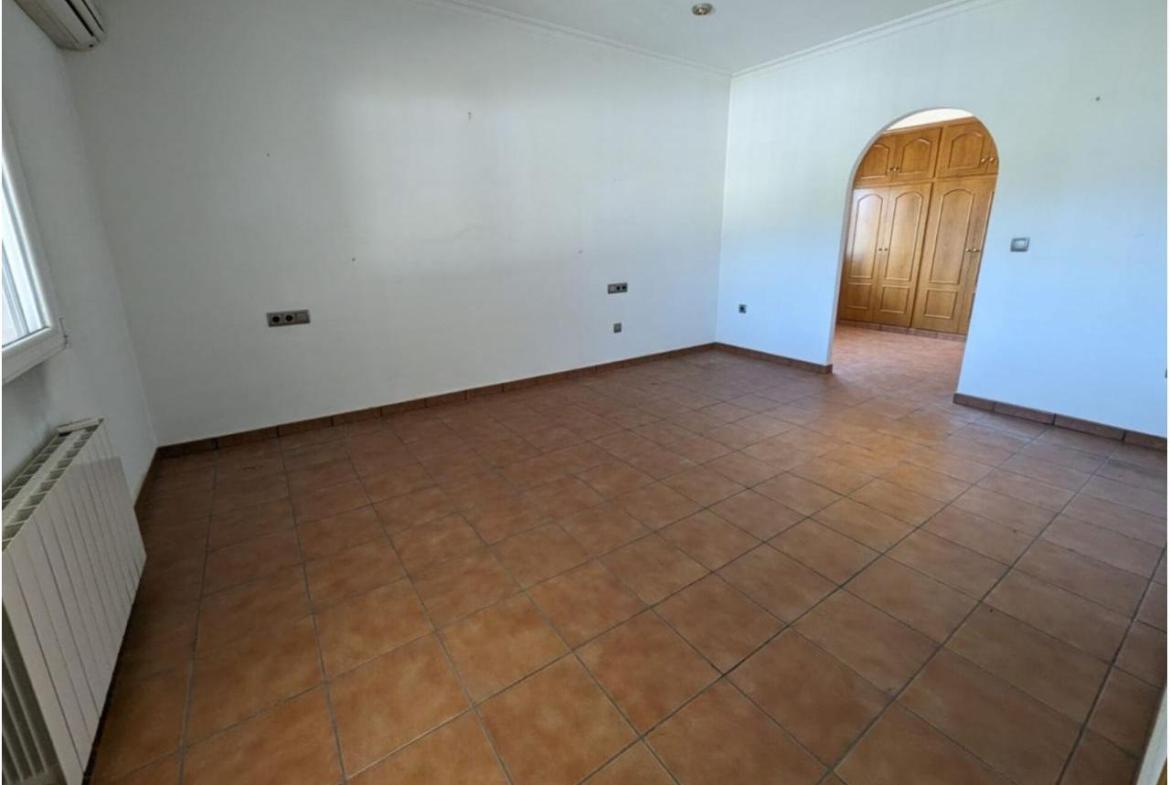 Country house with 4 bedrooms and 3 bathrooms in SAX | Ref: SCH-5262