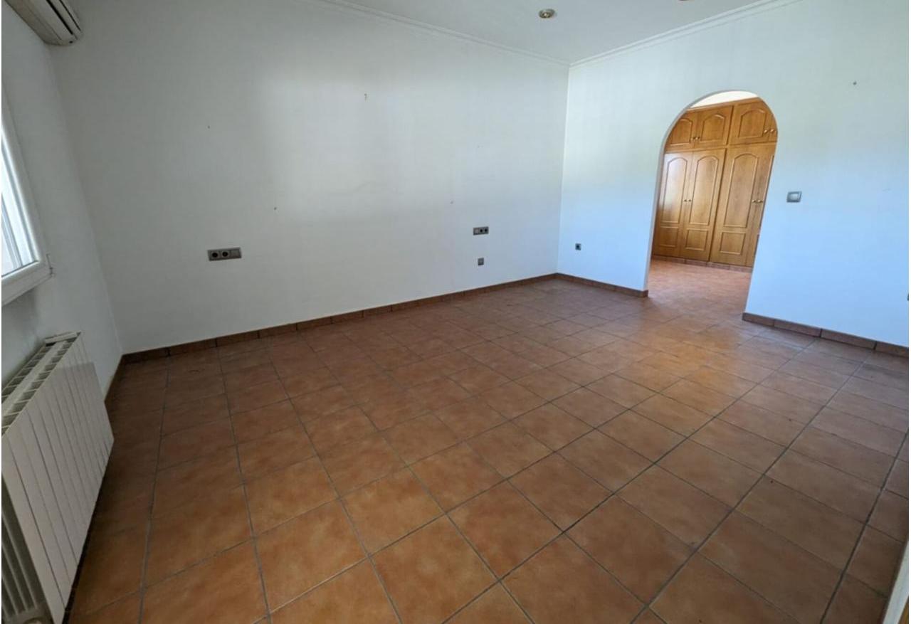 Country house with 4 bedrooms and 3 bathrooms in SAX | Ref: SCH-5262