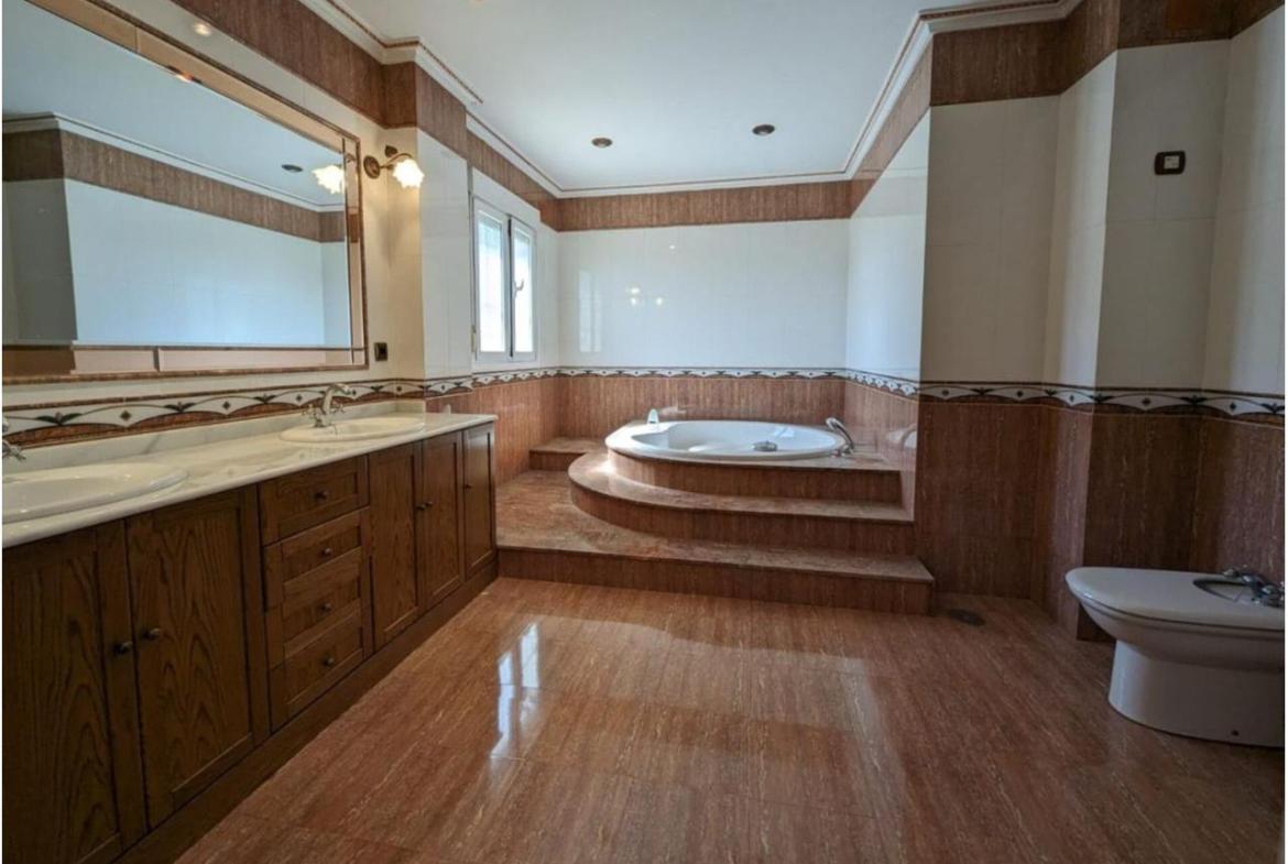 Country house with 4 bedrooms and 3 bathrooms in SAX | Ref: SCH-5262