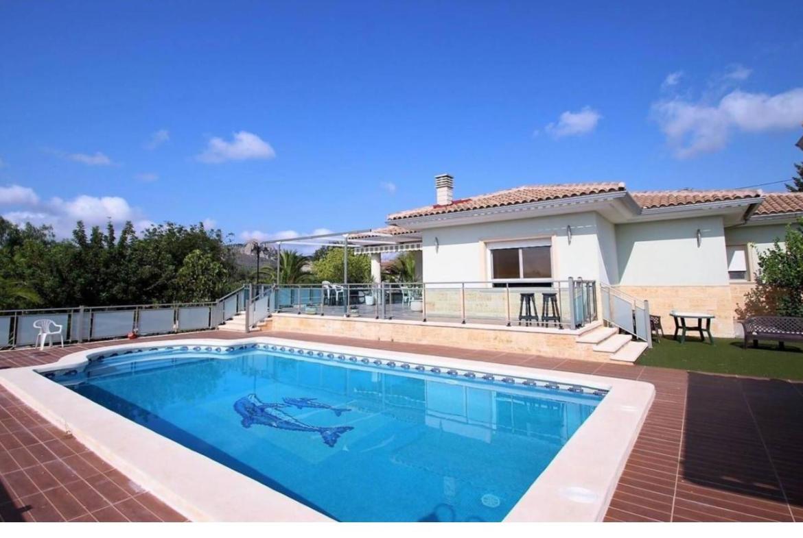 Country house with 4 bedrooms and 3 bathrooms in SAX | Ref: SCH-5263